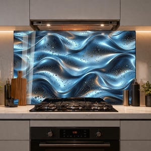 Puede incluir: Un panel de salpicadero de cocina con un diseño abstracto de alta resolución de ondas metálicas azules fluidas cubiertas con gotas de agua realistas. La superficie brillante refleja la luz, creando una apariencia líquida y dinámica.
