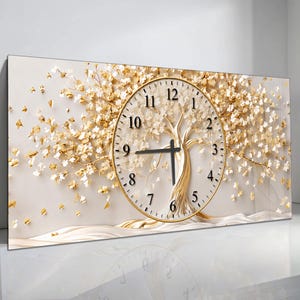 Könnte beinhalten: Eine rechteckige Wanduhr mit einem goldenen Baumdesign. Das Zifferblatt ist kreisförmig mit schwarzen Ziffern und Zeigern. Goldene Blätter und Äste erstrecken sich von dem Baum, vor einem neutralen Hintergrund. Ein dekorativer Einrichtungsgegenstand.
