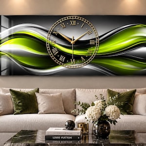 Puede incluir: Un reloj de pared rectangular con una esfera circular central con números romanos y manecillas doradas, sobre un estampado abstracto horizontal de ondas fluidas en tonos verde lima, negro y blanco con un acabado brillante.