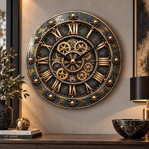 Op de afbeelding: Een ronde wandklok met een verweerde zwart-gouden afwerking, voorzien van opvallende Romeinse cijfers en een zichtbaar tandwielmechanisme in het midden. De wijzerplaat heeft een donkere, getextureerde achtergrond met gouden accenten en zwarte wijzers.