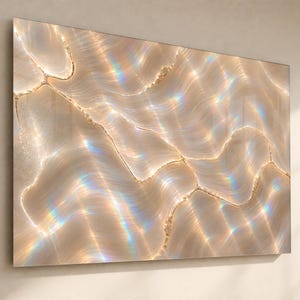 Può includere: Un'opera d'arte murale rettangolare caratterizzata da una superficie color beige e crema con texture ondulate. Il design include sottili linee dorate irregolari che attraversano la superficie, accentuate da lievi riflessi di luce prismatici.