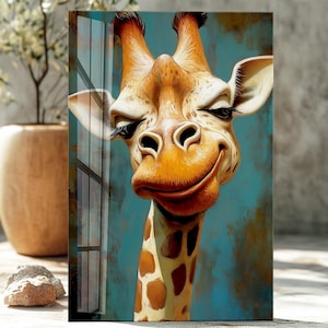 Peut inclure: Une impression artistique fantaisiste représentant une girafe souriante avec un long cou et des taches marron et blanches. La girafe a les yeux fermés avec de longs cils et une large bouche orange. Le fond est bleu texturé avec une fenêtre.