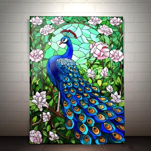 以下が含まれることがあります： 鮮やかな青い孔雀が描かれたステンドグラスのアートワーク。長く詳細な尾を持ち、白とピンクのバラと緑の葉に囲まれています。背景は明るい緑と青です。アートワークは額装されています。