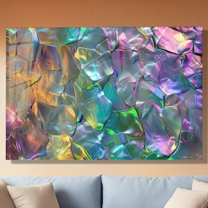 Puede incluir: Arte mural abstracto con un diseño iridiscente. La obra de arte muestra un mosaico de formas irregulares y texturizadas en tonos plateados, morados, verdes y dorados. Los colores cambian y se mezclan, creando un efecto visual dinámico. La pieza está montada en una pared sobre un sofá azul.