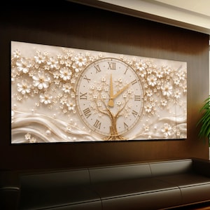Puede incluir: Un reloj de pared rectangular con fondo color crema y un diseño de árbol tridimensional adornado con flores blancas y pequeñas perlas. La esfera muestra números romanos dorados y manecillas doradas integradas en el tronco.