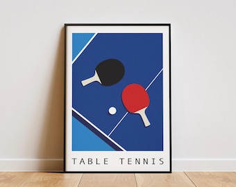 Könnte beinhalten: Ein blauer und weißer Tischtennisplatz mit zwei Schlägern, einem schwarzen und einem roten, und einem weißen Ball. Der Text "TABLE TENNIS" ist unter dem Platz gedruckt.