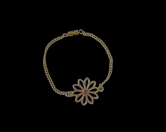 Armband mit kleinem Blumenanhänger
