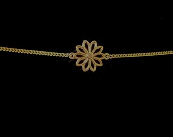 Halskette mit kleinem Blumenanhänger