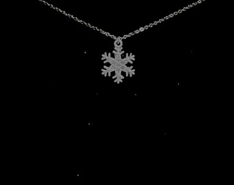Halskette mit Schneeflockenanhänger