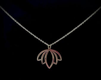 Minimalistische Halskette mit Blumenanhänger