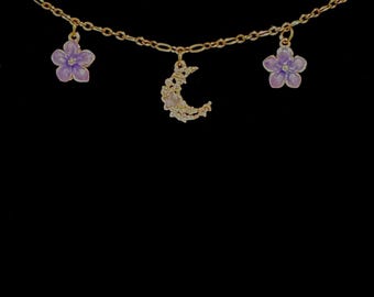 Halskette mit lila Mond- und Blumenanhängern
