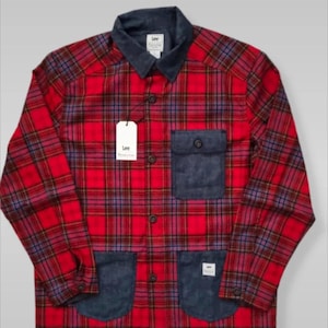 Puede incluir: Camisa a cuadros roja con cuello y detalles de bolsillo de pana azul oscuro. La camisa tiene dos bolsillos delanteros y una etiqueta "Lee". La camisa de manga larga tiene un corte clásico.