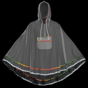 Puede incluir: Un poncho transparente con capucha, bolsillo delantero y cordón blanco. El poncho tiene un ribete colorido a lo largo del borde inferior, con un patrón repetitivo de líneas blancas y negras. El ribete incluye detalles en naranja, verde y amarillo.