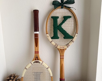 Gepersonaliseerde wanddecoratie met monogram in vintage tennisracketstijl
