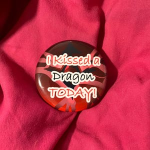 CHICO-Botón con pin que besé a un dragón hoy