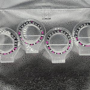 Op karakter geïnspireerde armbanden op Korean Games Guard