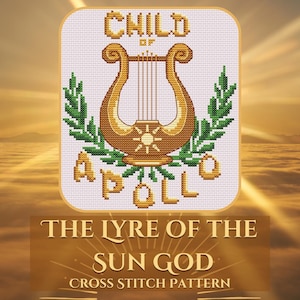 Op de afbeelding: Borduurpatroon met een gouden lier met een zon in het midden, omringd door groene bladeren. De tekst "CHILD OF APOLLO" staat boven de lier en "THE LYRE OF THE SUN GOD CROSS STITCH PATTERN" eronder.