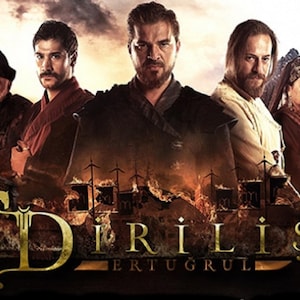 Pode incluir: Um pôster para a série dramática histórica turca "Dirilis: Ertugrul". O pôster apresenta um grupo de pessoas com roupas tradicionais turcas, em pé em frente a uma paisagem dramática. O título da série está escrito em letras grandes e em negrito na parte inferior do pôster.