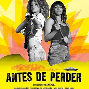 May include: A movie poster with a yellow background and two women holding weapons. The women are wearing jeans and casual tops. The title of the movie is "Antes de Perder" and the text "Directed by Sonia Méndez" is below the title. The poster also includes the names of the actors and the production companies.