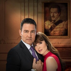 K&ouml;nnte beinhalten: Ein Paar in romantischer Umarmung, der Mann in einem schwarzen Anzug und einer lila Krawatte, die Frau in einem roten Kleid. Der Titel "EL MALEFICIO" ist in roten Buchstaben oben im Bild dargestellt.