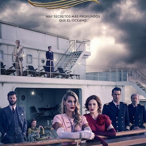 May include: A group of people stand on the deck of a ship. The ship is white with a dark gray railing. The people are dressed in 1940s clothing. The text "ALTAMAR" is in gold letters at the top of the image. The text "HAY SECRETOS MAS PROFUNDOS QUE EL OCEANO." is below the title.