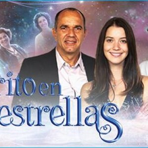 Op de afbeelding: Een groep mensen staat voor een blauwe en witte achtergrond met sterren. De tekst "escrito en las estrellas" is geschreven in blauwe letters.