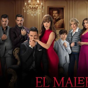 K&ouml;nnte beinhalten: Eine Gruppe von Menschen steht in einem Raum mit einem gro&szlig;en Kronleuchter und einem Portr&auml;t an der Wand. Die Personen sind in formelle Kleidung gekleidet und schauen in die Kamera. Der Text "EL MALEFICIO" ist in Rot am unteren Rand des Bildes geschrieben.