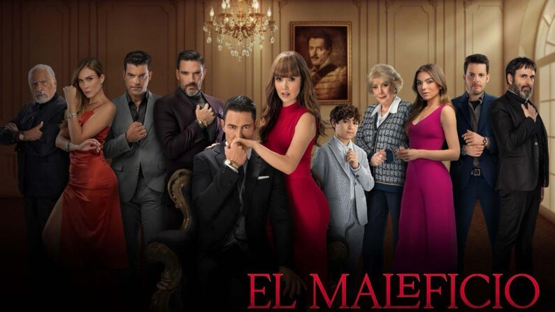 K&ouml;nnte beinhalten: Eine Gruppe von Menschen steht in einem Raum mit einem gro&szlig;en Kronleuchter und einem Portr&auml;t an der Wand. Die Personen sind in formelle Kleidung gekleidet und schauen in die Kamera. Der Text "EL MALEFICIO" ist in Rot am unteren Rand des Bildes geschrieben.