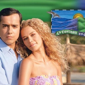 Può includere: Una coppia posa per una foto davanti a uno scenario tropicale. L'uomo indossa una camicia blu chiaro e la donna indossa un abito floreale senza spalline. Lo sfondo presenta una capanna con tetto di paglia e un cartello che recita "La Costeña y el Cachaco".