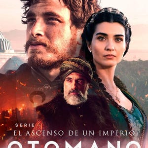 Op de afbeelding: Een poster voor een tv-serie met de titel "El Ascenso de un Imperio Otomano" met drie mensen voor een brandende stadsgezicht. De poster heeft een rood, oranje en geel kleurenschema.