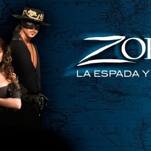 Puede incluir: Un póster de película para la película "Zorro: La Espada y La Rosa" con un hombre y una mujer con ropa de época. El hombre lleva una máscara y un sombrero negros, y la mujer lleva un vestido negro. El título de la película está escrito en letras blancas sobre un fondo azul.