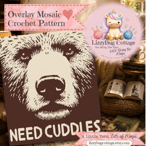 Może przedstawiać: Wzór szydełkowy typu overlay mosaic przedstawiający grafikę pyska niedźwiedzia w kolorach brązowym i kremowym z napisem "NEED CUDDLES" na dole. Projekt zawiera różowe okrągłe logo z ilustracją jednorożca oraz napis "LizzyBug Cottage".