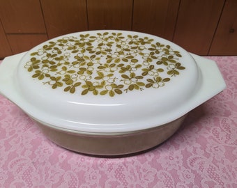Vintage Pyrex Covered Casserole Dish 2.5 Quart with Verde/Green Olive 045 Pattern