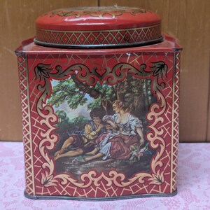 Vintage Collectible Tin with Wavy Sides - Designed by Daher - Made in England - Romantic Couple