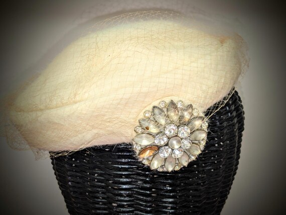 Vintage Cream Pillbox Hat With Veil & Rhinestone Brooch and  display picture 1