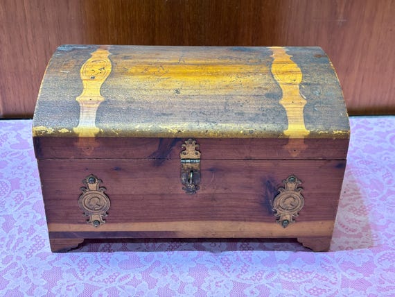 Vintage Rustic Wooden Souvenir Treasure Chest: DIY Project