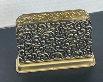 Servilletero de latón vintage con forma de carta y clasificador de correo de escritorio con relieve dorado.