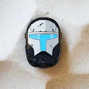 Spilla smaltata da 1,5&quot; con elmetto Scorch della squadra Delta dei Clone Commandos