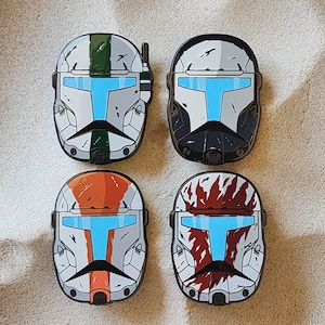 Set di 4 spille smaltate da 1,5&quot; con elmetti della squadra Delta dei Clone Commandos