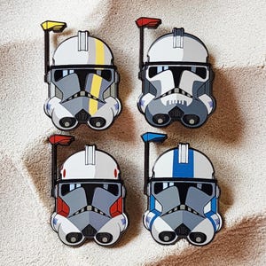 Set di 4 spille smaltate da 1,5&quot; con elmetti del battaglione Rancor