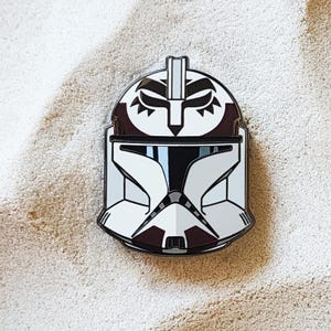 Spilla smaltata da 1,5&quot; con casco Sinker Stagione 1