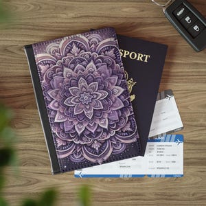 Elegante funda de pasaporte con diseño de mandala, accesorio de viaje para quienes buscan viajar, regalo para viajeros, estilo bohemio chic, billetera morada, esencial de viaje.