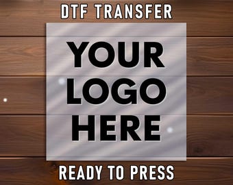 Transfert DTF personnalisé avec logo d'entreprise, prêt à être appliqué au fer à repasser sur vêtements et t-shirts.