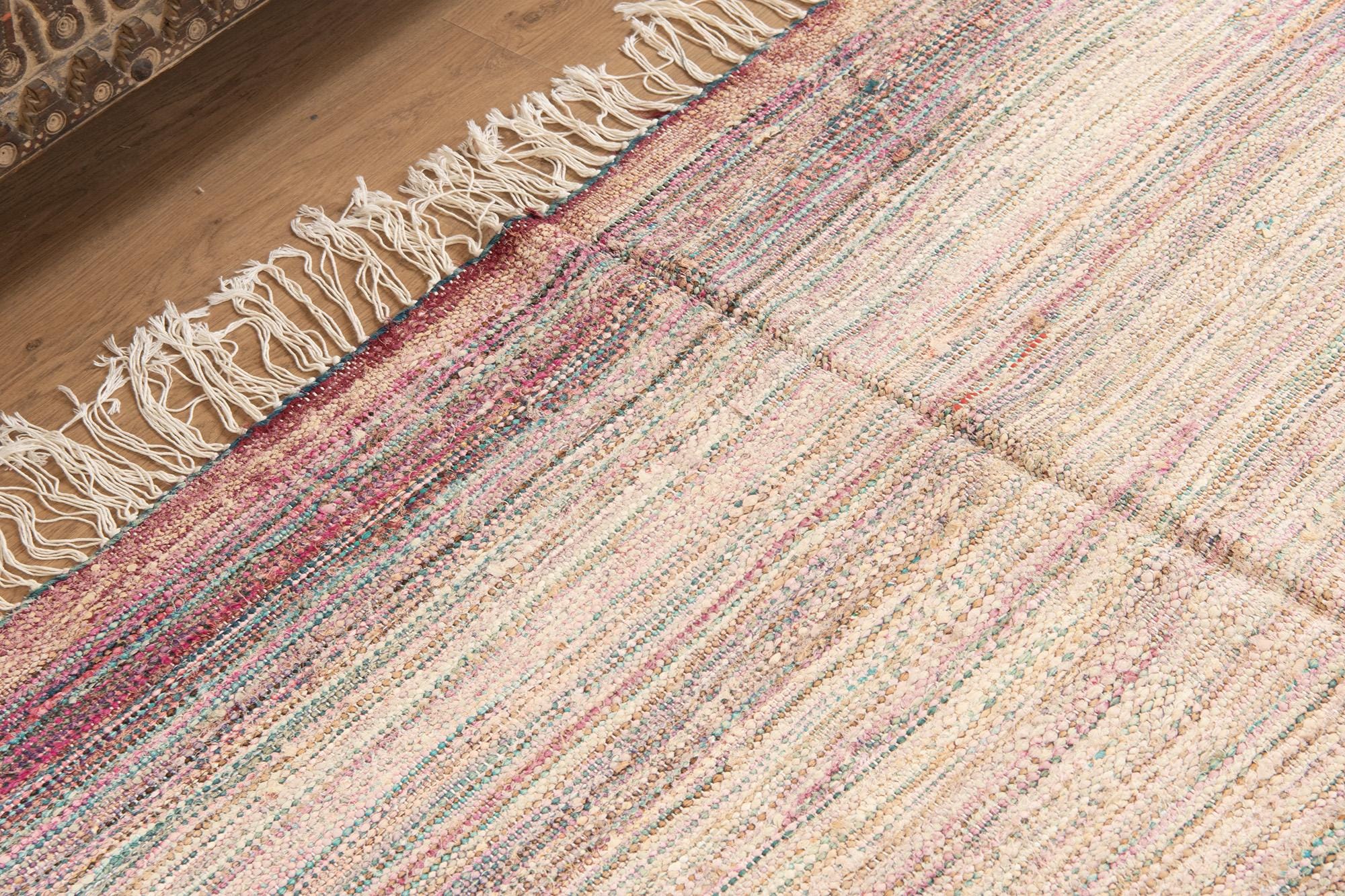 ヴィンテージのピンクストライプのモロッコラグ：手織りウールのブー