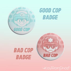 Puede incluir: Dos insignias redondas con personajes de dibujos animados. La insignia azul presenta un personaje con un casco azul y el texto "GOOD COP". La insignia rosa presenta un personaje con un casco rosa y el texto "BAD COP".