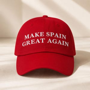 Peut inclure: Une casquette de baseball rouge vif avec le texte brodé en blanc MAKE SPAIN GREAT AGAIN centré sur le panneau avant. La casquette présente une calotte structurée, une visière incurvée et un bouton sur le dessus, offrant un design épuré.