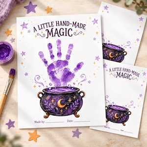Op de afbeelding: Een wit knutselvel met de tekst A LITTLE HAND-MADE MAGIC in paars, een paarse handafdruk boven een zwarte ketel met een gouden halve maan, en lijnen voor Made by en Date, vergezeld door een potje paarse verf en een penseel.