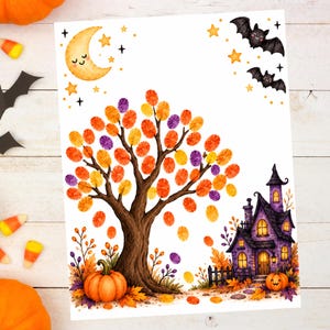 Może przedstawiać: Wydruk artystyczny o tematyce Halloween przedstawiający centralne drzewo z liśćmi w kształcie odcisków palców w kolorach pomarańczowym, żółtym i fioletowym. Scena zawiera półksiężyc, dwa nietoperze, fioletowy nawiedzony dom i dynie na białym tle z rozrzuconymi gwiazdami.