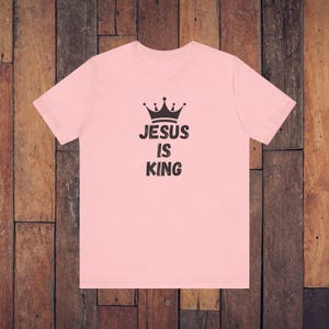 Maglietta Jesus is King: maglietta cristiana unisex in cotone religioso