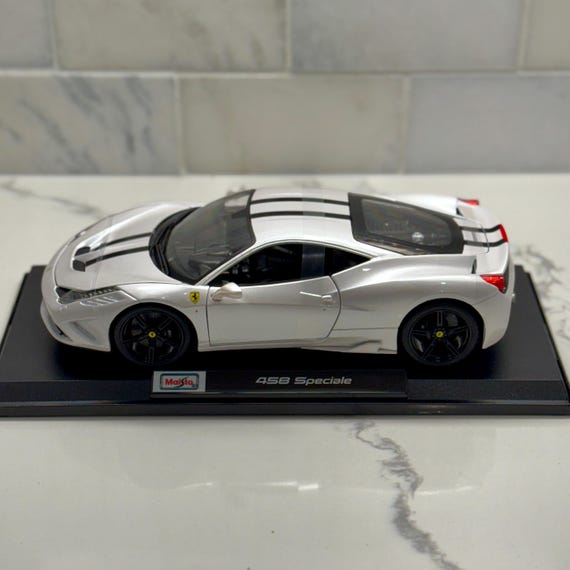 1/18 Ferrari 458 Speciale Pearl White Maisto Exclusive Edition